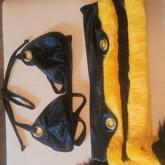 Sexiest bee costume ever! - Picture 4 of 7